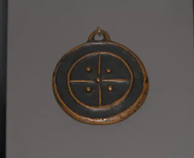 Pendant with solar cross and four dots